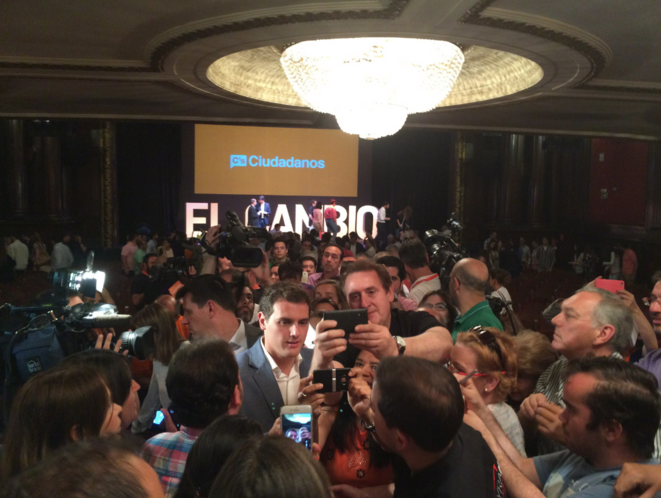 Albert Rivera lors d'un meeting à Madrid le 17 mai. Au fond, sur la scène: « El cambio » (le changement). Albert Rivera lors d'un meeting à Madrid le 17 mai. Au fond, sur la scène: « El cambio » (le changement).